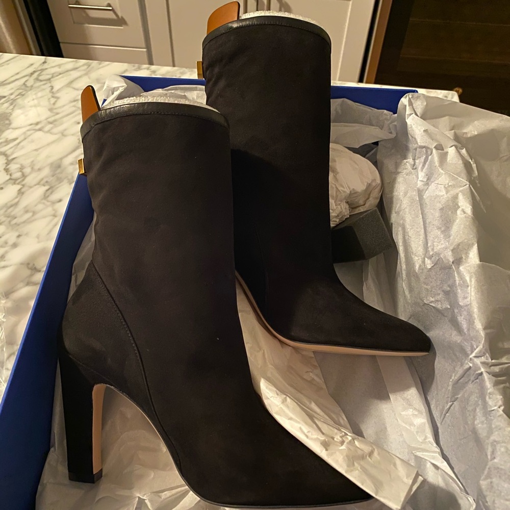 Stuart Weitzman Brooks bootie **NEVER WORN**